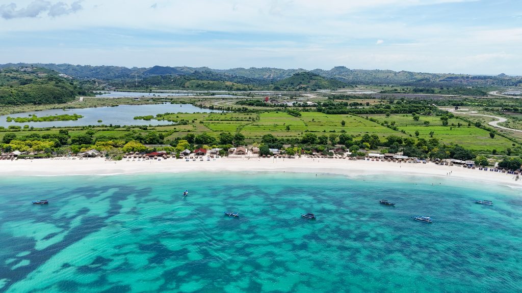 Pemandangan Pantai Tanjung Aan dengan pasir putih dan laut biru jernih di Mandalika