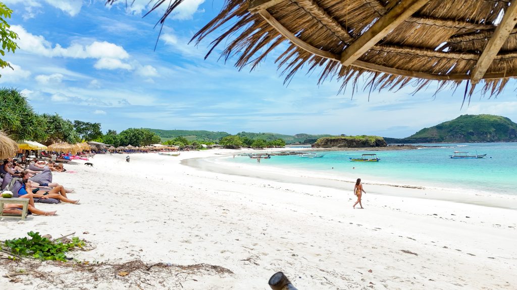 Pemandangan Pantai Tanjung Aan dengan pasir putih dan laut biru jernih di Mandalika