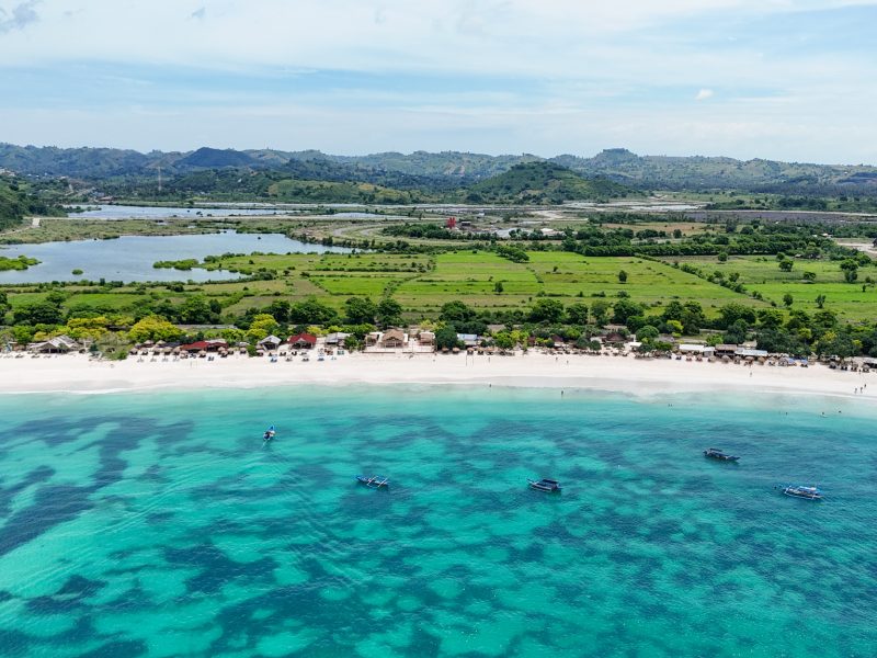 Pemandangan Pantai Tanjung Aan dengan pasir putih dan laut biru jernih di Mandalika